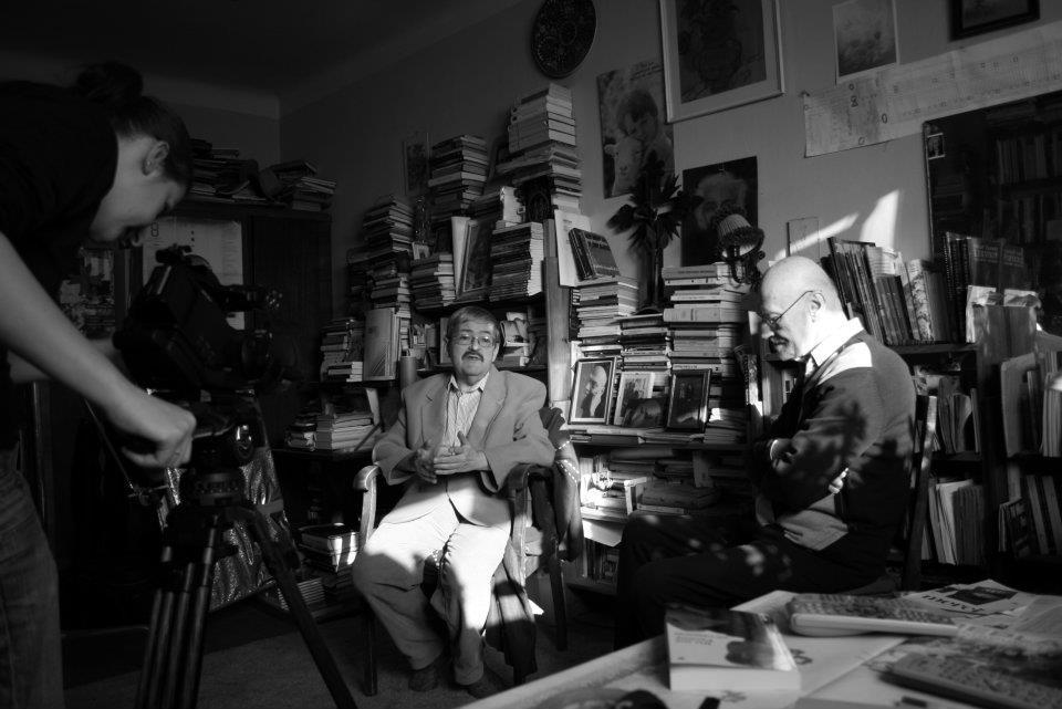 Jan Tomkowski (profesor historii literatury polskiej w Instytucie Badań Literackich Polskiej Akademii Nauk) i Jerzy Prokopiuk (gnostyk, antropozof, pisarz-eseista, tłumacz literatury naukowej i pięknej), a za kamerą Joanna Sobieśniewska, podczas realizacji filmu