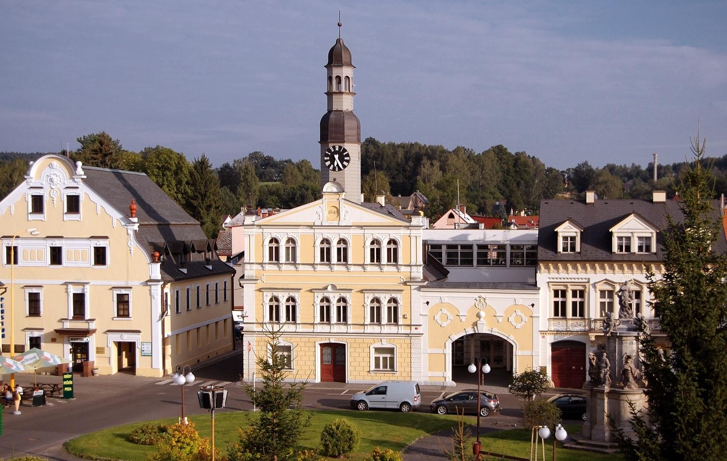 Ratusz na placu 1. maja w Chrastavie. Na lewo muzeum, na prawo morowy słup (fot. Pavel Štekl)