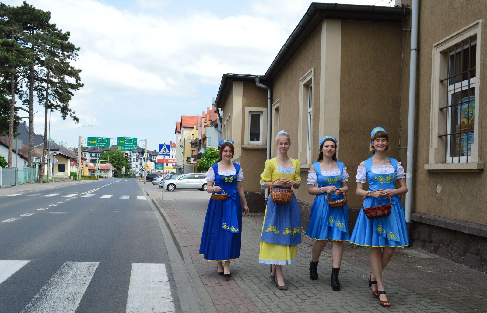 Górnołużyczanki w nowym stroju regionalnym zaprojektowanym przez Pracownię Krawiecką VIVIEN z Bogatyni (fot. A. Lipin)