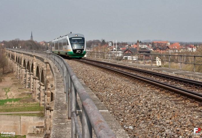 Zdjęcie: 21 kwietnia 2013 , Motorinka kolei ČD jadąca z Żytawy do Liberca przez wiadukt graniczny w Porajowie, fot. Festung/fotopolska.eu - Licencja: CC-BY-SA 3.0