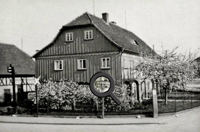 Drogowskaz "Zittau ->" na skrzyżowaniu Bahnhoffstrasse i Friedländerstrasse w Reichenau, przy nieistniejącym budynku, na dzisiejszym skrzyżowaniu ul. Pocztowej i Daszyńskiego w Bogatyni (arch. A. Lipin)