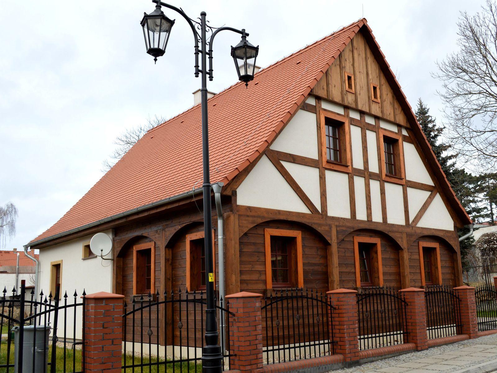 2. Nowy dom przysłupowy w Bogatyni, przy ul. Waryńskiego, wg projektu A. Cebuli (fot. A. Lipin)