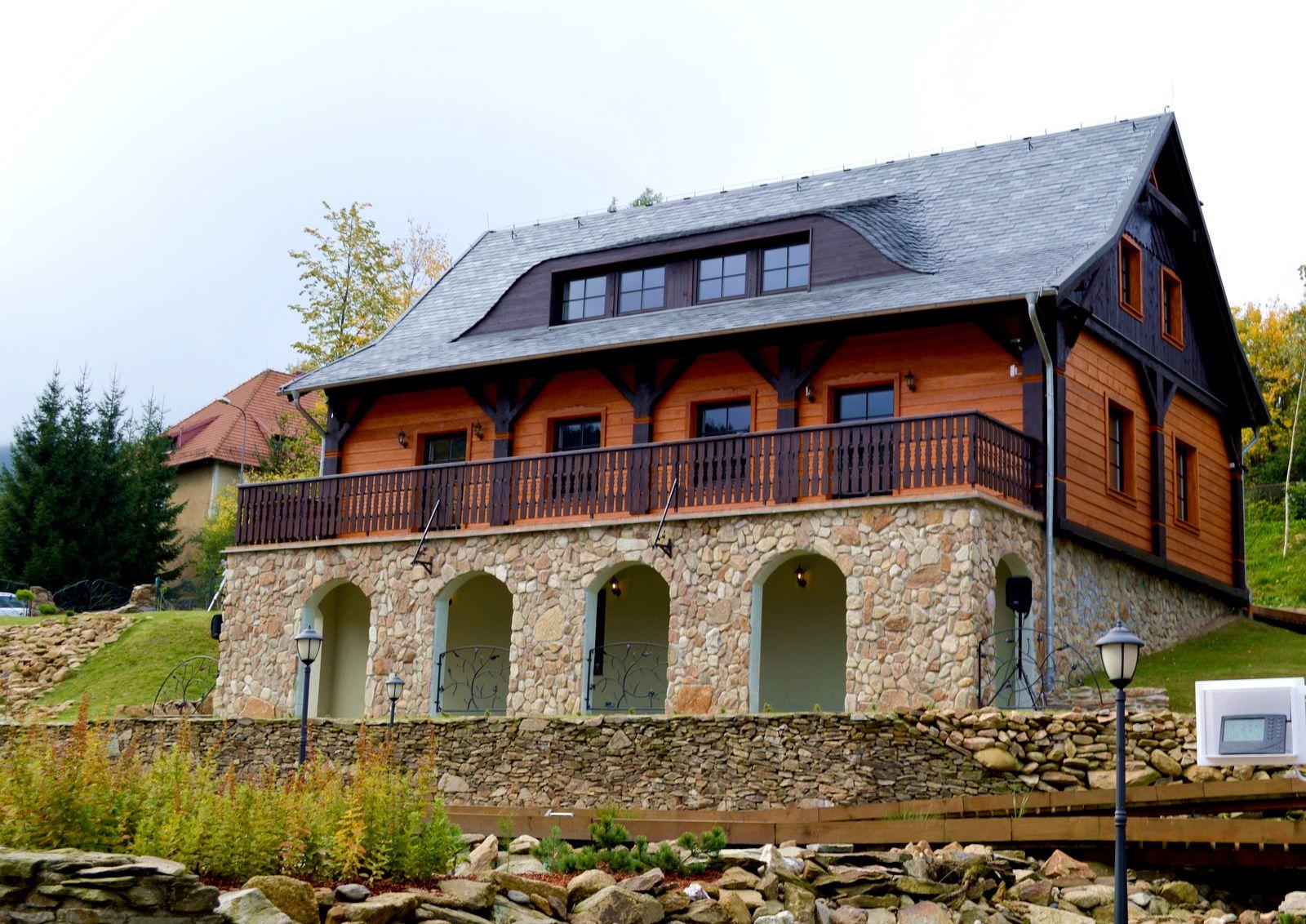 CHATA DRWALA w stylu przysłupowym w Ogrodzie Trzech Żywioł&oacute;w przy siedzibie Nadleśnictwa Świerad&oacute;w w Świeradowie-Zdroju (fot. A. Lipin)