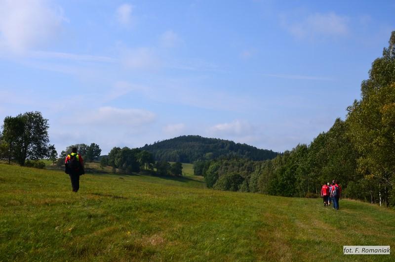 Spod dawnej bogatyńskiej stacji kolejowej na Guślarz w Górach Izerskich - 8-kilometrowa podróż w czasie i przestrzeni (fot. Franciszek Romaniak)