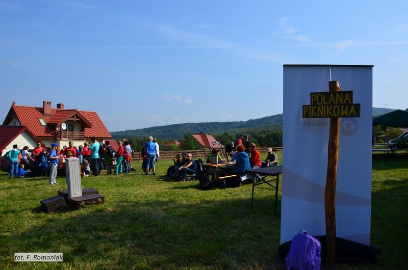 Łączka na szczycie Jasnej Góry zamieniła się turystyczną bazę (fot. Franciszek Romaniak)