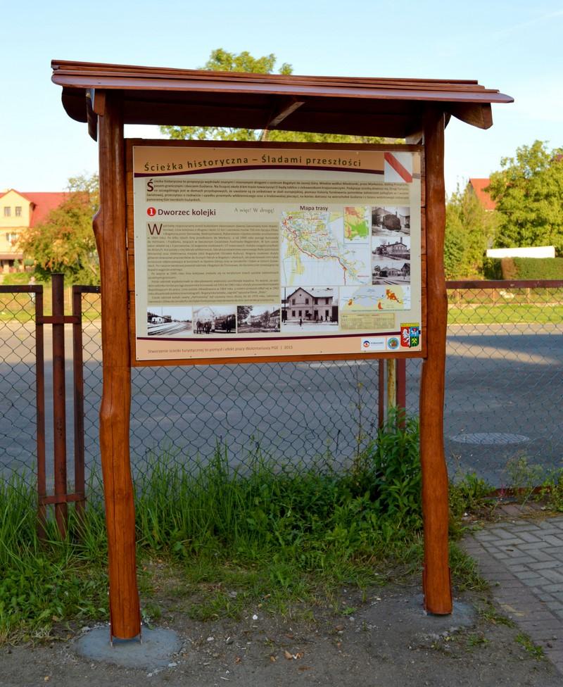 Tablice informacyjne na trasie przekazują wiedzę o historii i śladach przeszłości bogatyńskiej (fot. A. Lipin)