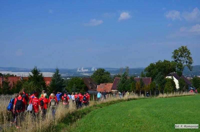 Wędrówka ŚLADAMI PRZESZŁOŚCI między Bogatynią a Jasną Górą oferuje wiele atrakcji. W tle zakłady PGE: kopalnia i elektrownia (fot. Franciszek Romaniak)