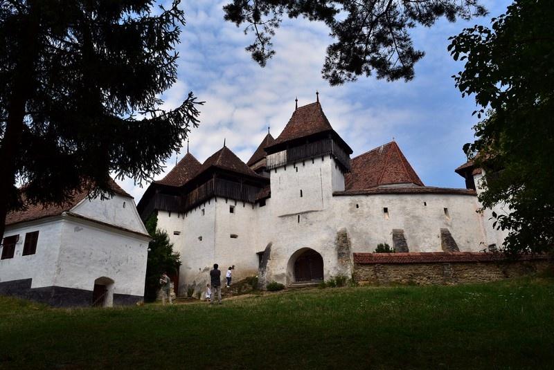 Kościół warowny z listy UNESCO, tu wampirów nie było, choć cmentarz przy murach nasuwa pewne skojarzenia, fot. MS