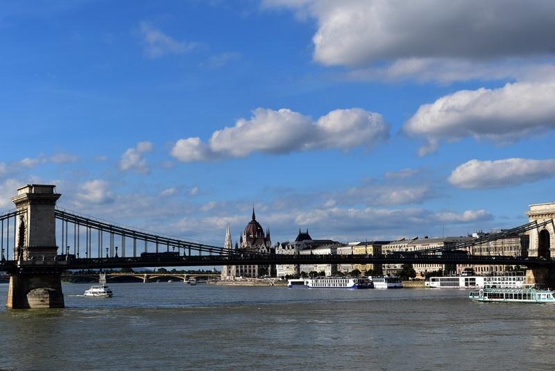 Dunaj i Budapeszt, po prawej budynek palamentu