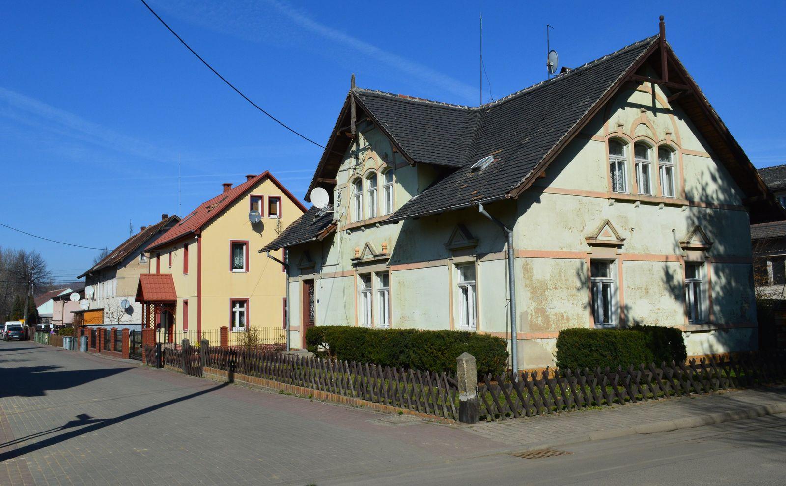 Ta krótka, kameralna uliczka nie zawiniła. Wystarczy, że Dom Ludowy w Markocicach przechrzczono na idiotyczne Multifunkcjonalne Centrum Trójstyku (fot. A. Lipin) 