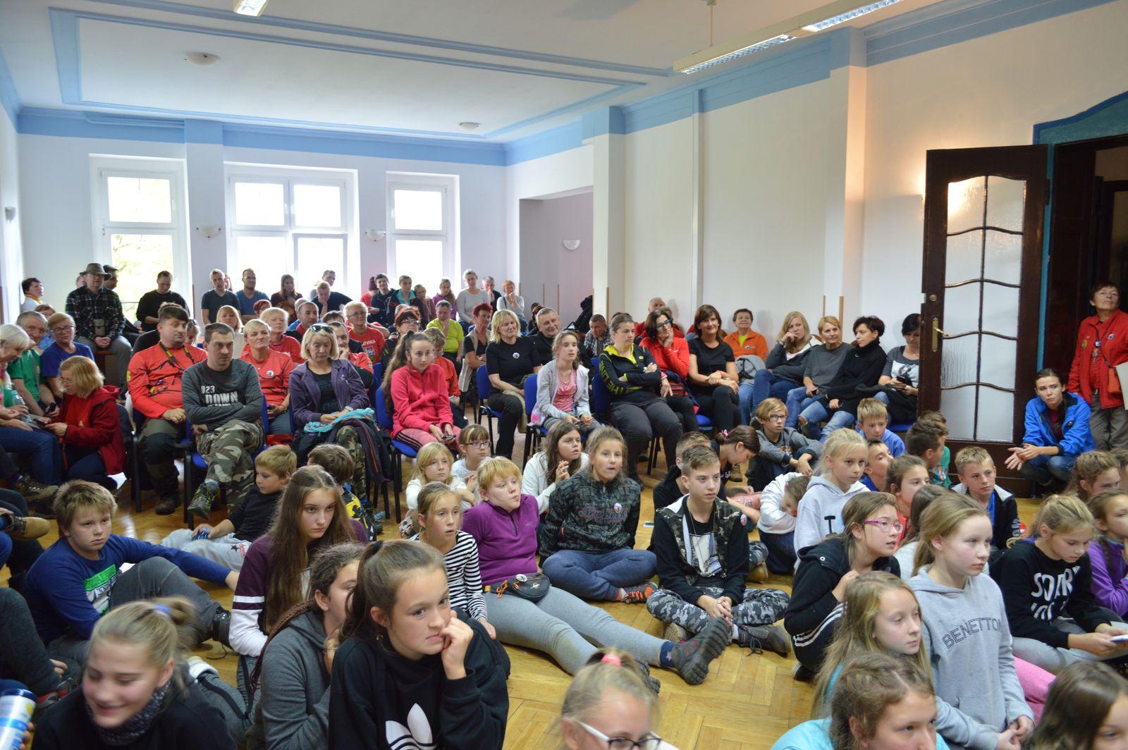 Trochę zmęczeni rajdowicze KARKONOSZY wypełnili szczelnie salę w RZEMIEŚLNIKU (fot. A. Lipin)