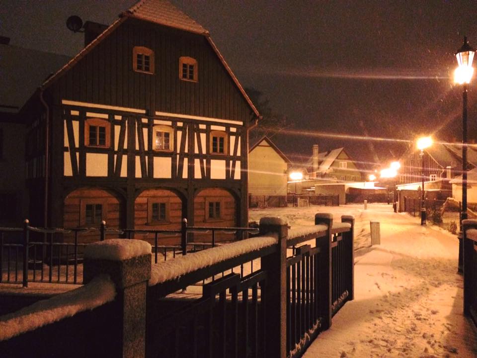 Pierwszy śnieg w odbudowanym już domu - listopad 2016 r., fot. facebook.com/DomZegarmistrza