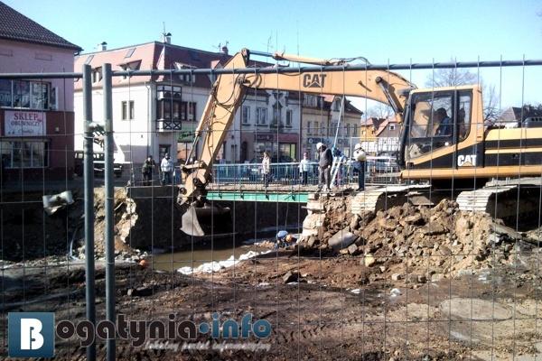 Praca przy odbudowie mostu - marzec 2011, fot. bogatynia.info.pl