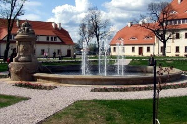 Widoczna na zdjęciu fontanna stała kiedyś w Rybarzowicach, fot. zabytkidolnegoslaska.blogspot.com Widoczna na zdjęciu fontanna stała kiedyś w Rybarzowicach, fot. zabytkidolnegoslaska.blogspot.com