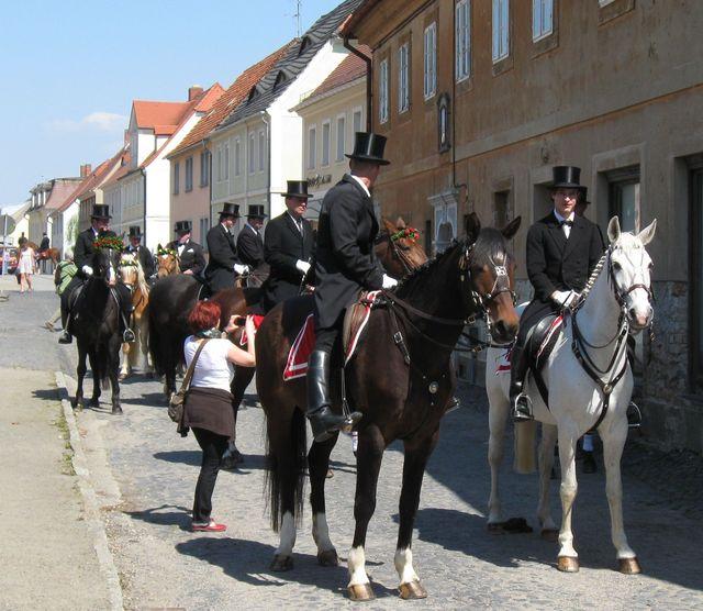 Już od południa uliczkami Ostritz przemykały przystrojone konie (fot. Arkadiusz Lipin)