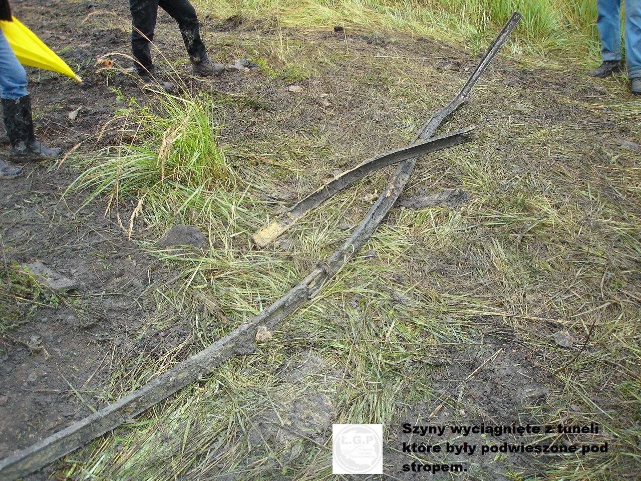Szyny wyciągnięte z tuneli, kt&oacute;re były podwieszone pod stropem, fot. ŁGP