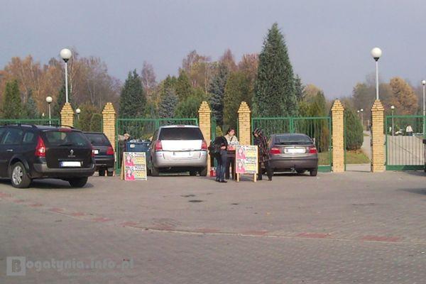 Wciąż kwestują na rzecz Asi, fot. bogatynia.info.pl Wciąż kwestują na rzecz Asi, fot. bogatynia.info.pl