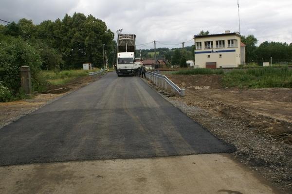 W wyniku sierpniowej powodzi, w drodze powiatowej w Krzewinie, powstała ok. 100–metrowej długości wyrwa, fot. SP w Zgorzelcu