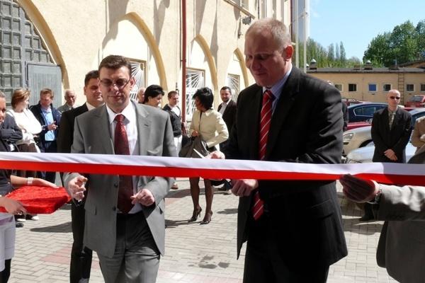 21 kwietnia 2009 r. Wojewoda Dolnośląski Rafał Jurkowlaniec wraz z burmistrzem Andrzejem Grzmielewiczem uroczyście otworzyli pracownię mechatroniczną i salę gimnastyczną w Zespole Szkół Energetycznych i Ekonomicznych, fot. UMiG Bogatynia 21 kwietnia 2009 r. Wojewoda Dolnośląski Rafał Jurkowlaniec wraz z burmistrzem Andrzejem Grzmielewiczem uroczyście otworzyli pracownię mechatroniczną i salę gimnastyczną w Zespole Szkół Energetycznych i Ekonomicznych, fot. UMiG Bogatynia