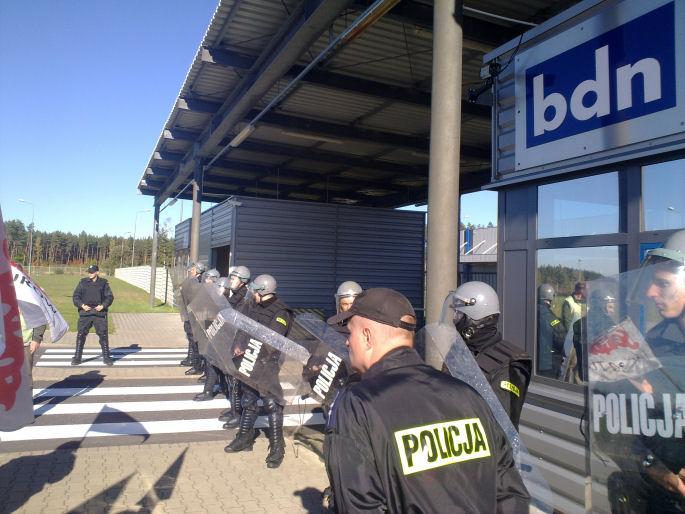 Na pikietujących pod drukarnią czekały policyjne radiowozy oraz policjanci w pełnym ekwipunku bojowym, fot. soltur.eu Na pikietujących pod drukarnią czekały policyjne radiowozy oraz policjanci w pełnym ekwipunku bojowym, fot. soltur.eu