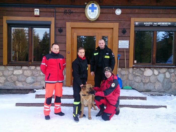 Ratownicy TOPR i OSP Bogatynia, w czarnych mundurach od lewej Justyna Mikołajów i Krzysztof Suszczyński, fot. K. Suszczyński OSP Bogatynia