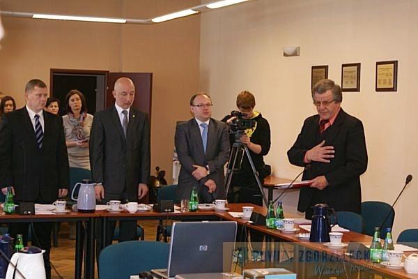 Zbigniew Ciupa ślubuje (pierwszy z prawej), fot. SP w Zgorzelcu Zbigniew Ciupa ślubuje (pierwszy z prawej), fot. SP w Zgorzelcu