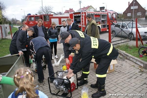 Przekazane przez powiat urządzenia marki Honda, fot. SP w Zgorzelcu Przekazane przez powiat urządzenia marki Honda, fot. SP w Zgorzelcu