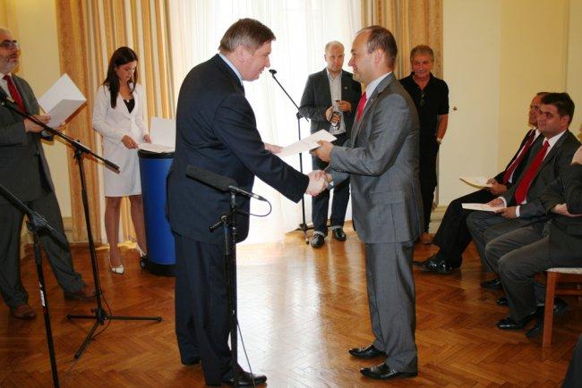 W tle zastępca burmistrza Dominik Matelski, fot. MSWiA (mswia.gov.pl) W tle zastępca burmistrza Dominik Matelski, fot. MSWiA (mswia.gov.pl)