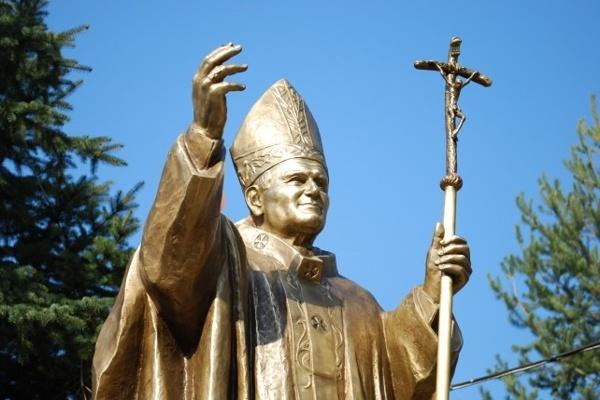 W 2009 r. w Bogatyni odsłonięto pomnik Jana Pawła II, fot. archiwum UMiG Bogatynia